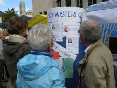 Gespräch mit Passanten an der Zettelsäule